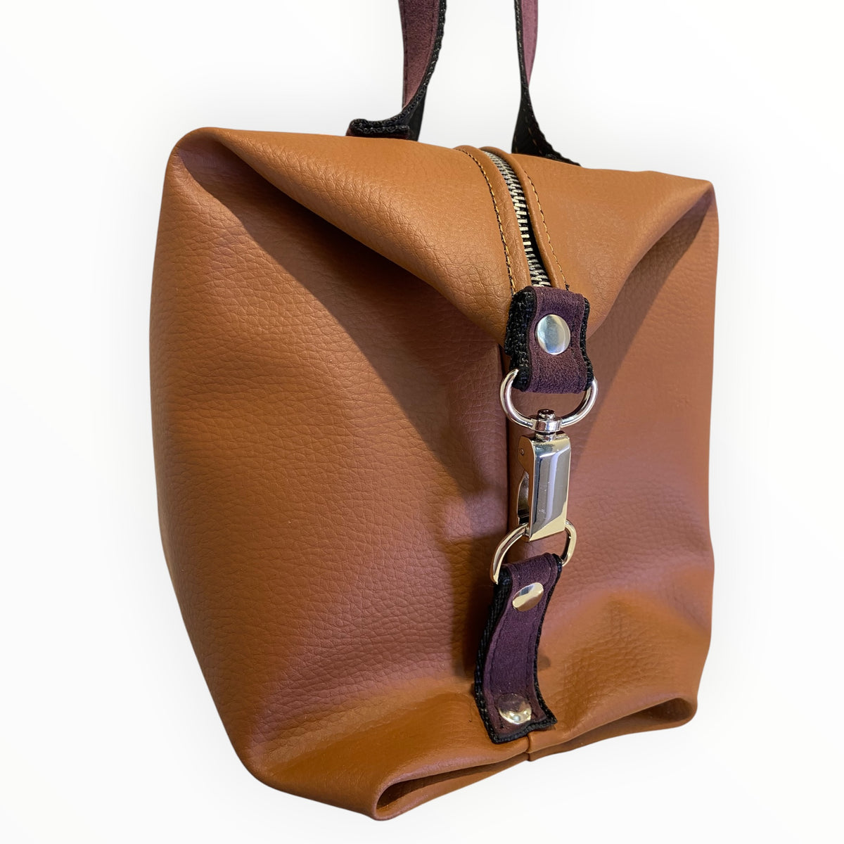 Dettaglio ribalta in Alcantara bordeaux del bauletto TOOitaly