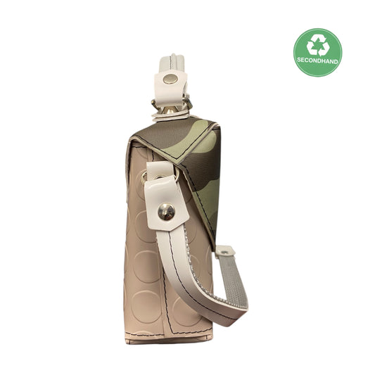 Box Militare è una box dal design strutturato che unisce l’anima strong del camouflage a dettagli chiari che la rendono originale e contemporanea.