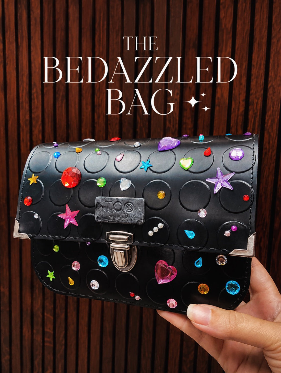 Bedazzling: la nuova tendenza che fa brillare borse e accessori