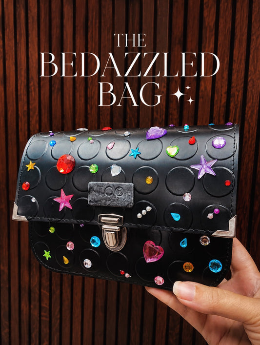 Bedazzling: la nuova tendenza che fa brillare borse e accessori