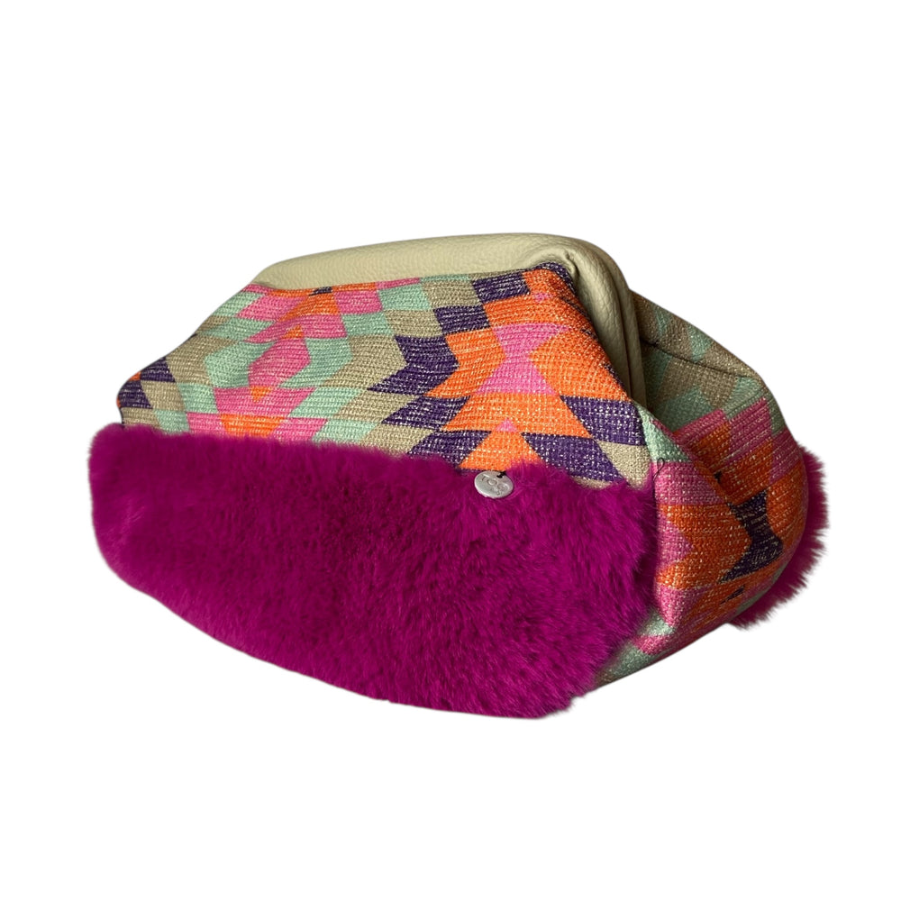 Fluffy pouch donna, per chi cerca un accessorio compatto ma ricco di carattere
