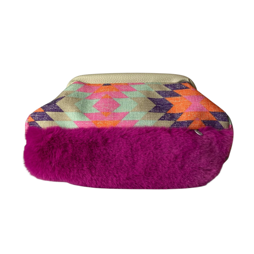 Fluffy pouch donna, per chi cerca un accessorio compatto ma ricco di carattere
