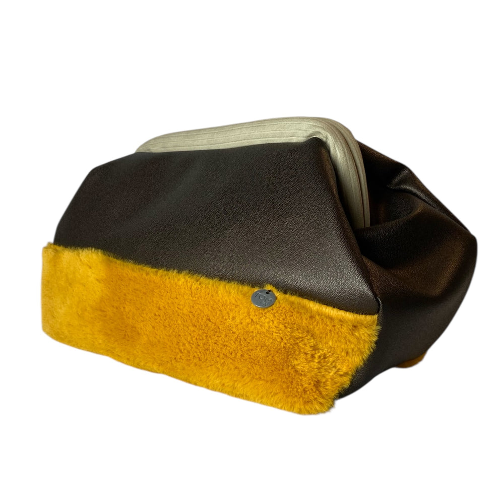 Fluffy pouch donna, per chi cerca un accessorio compatto ma ricco di carattere