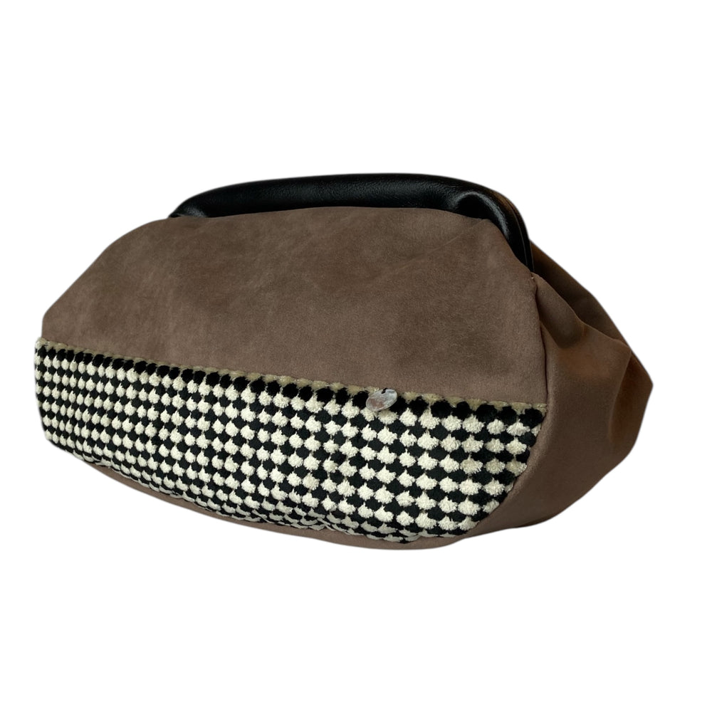 Fluffy pouch donna, per chi cerca un accessorio compatto ma ricco di carattere