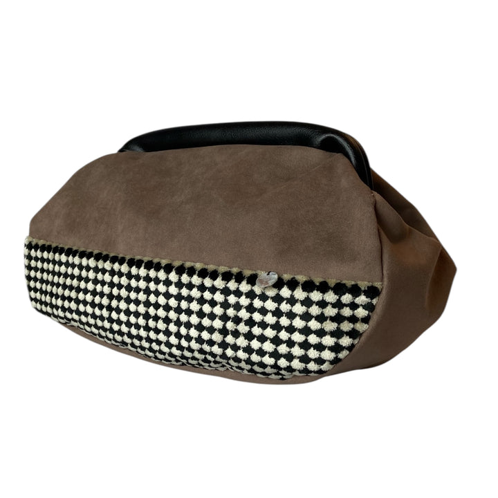 Fluffy pouch donna, per chi cerca un accessorio compatto ma ricco di carattere