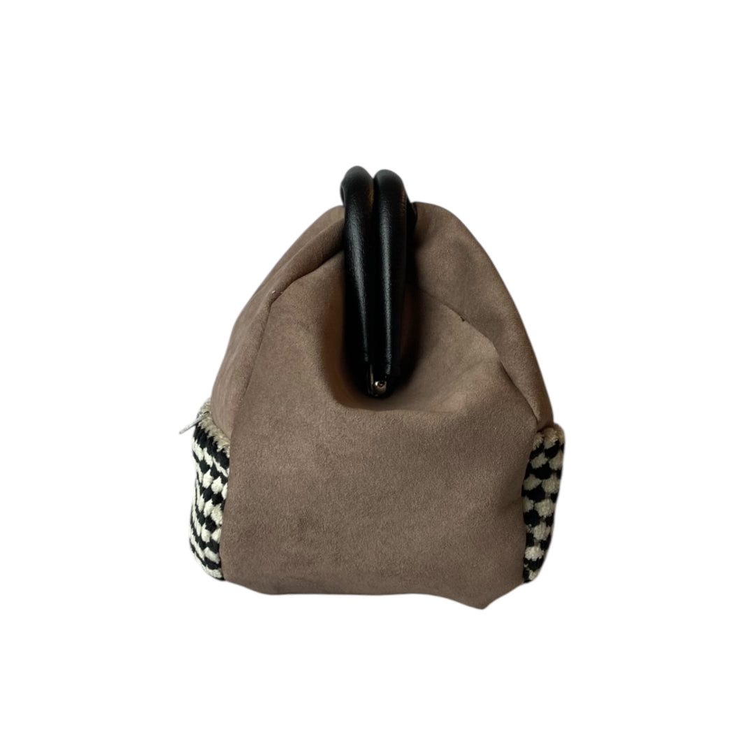 Fluffy pouch donna, per chi cerca un accessorio compatto ma ricco di carattere