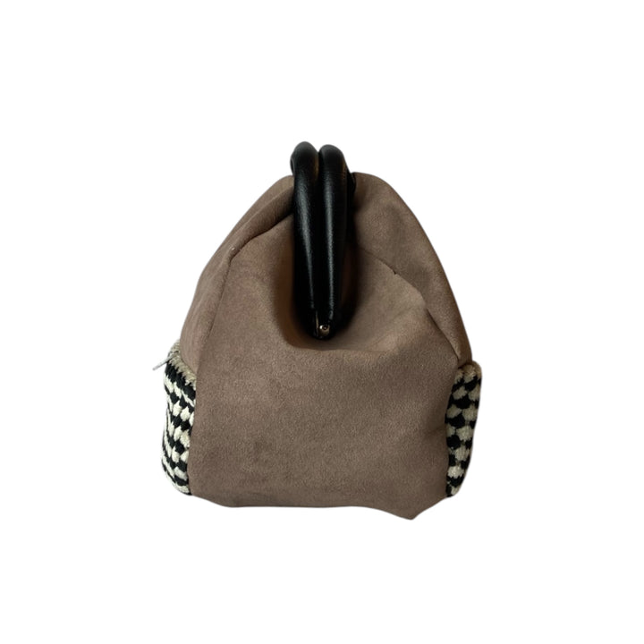 Fluffy pouch donna, per chi cerca un accessorio compatto ma ricco di carattere