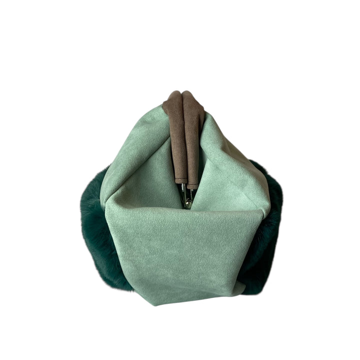Fluffy pouch donna, per chi cerca un accessorio compatto ma ricco di carattere