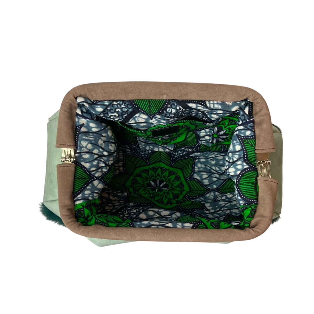 Fluffy pouch donna, per chi cerca un accessorio compatto ma ricco di carattere