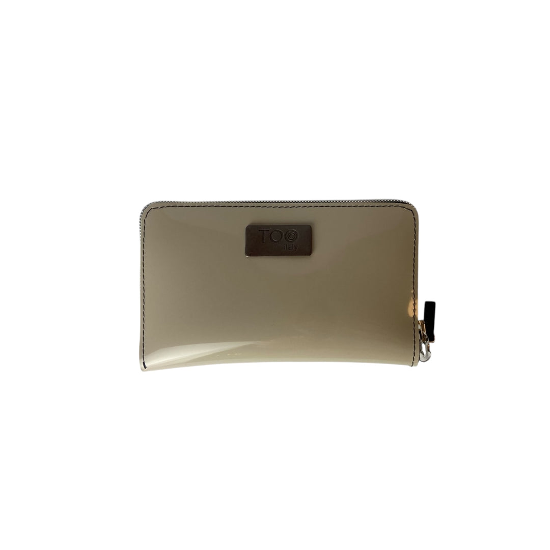 Portafoglio donna PVC e pelle vegan, con tasca interna con cerniera e scomparti per carte. Chiusura con zip, disponibile in due misure