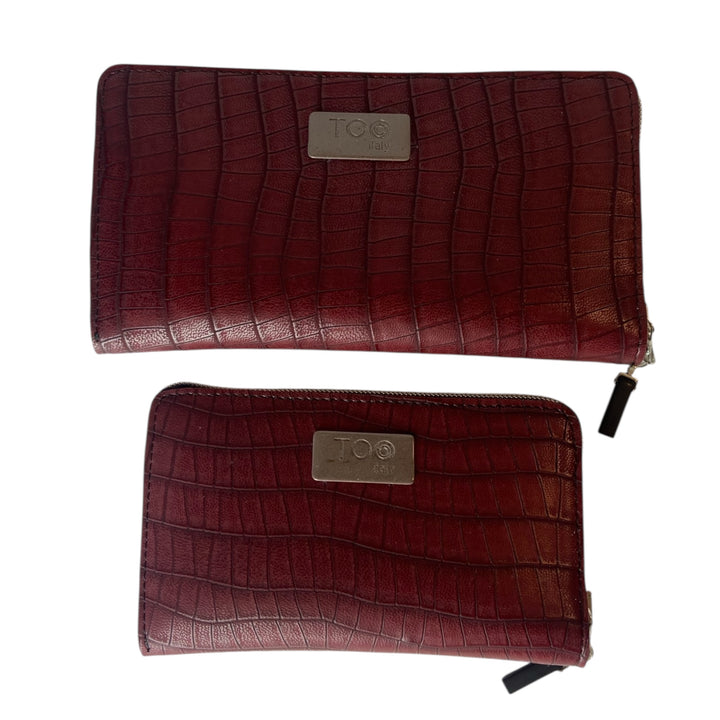 Portafoglio donna PVC e pelle vegan, con tasca interna con cerniera e scomparti per carte. Chiusura con zip, disponibile in due misure