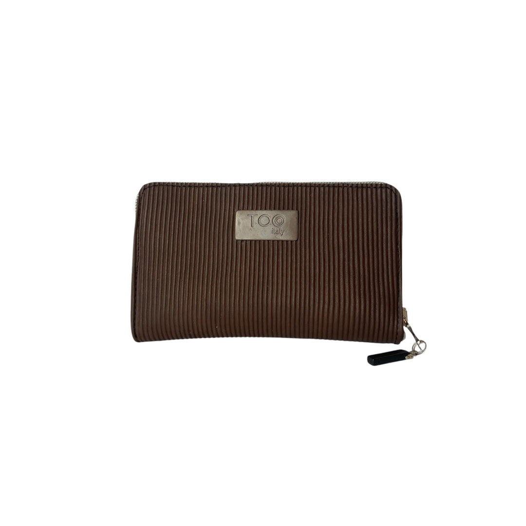 Portafoglio donna PVC e pelle vegan, con tasca interna con cerniera e scomparti per carte. Chiusura con zip, disponibile in due misure