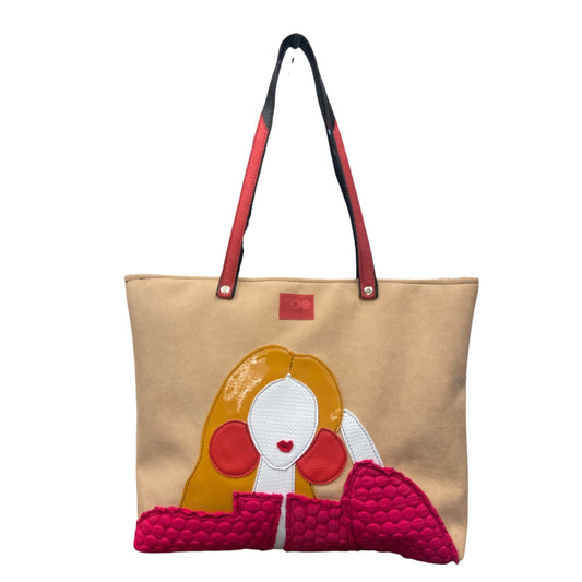 THE SIX MUSES è una capsule che non rappresenta uno stile, ma sei personalità, ogni modello è una Musa, un’energia, un carattere, un modo di stare al mondo.