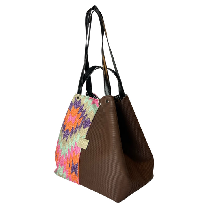 Tote, borsa a mano e a spalla ideale per chi cerca spazio, praticità e stile in un unico accessorio