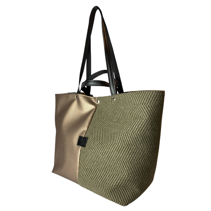 Tote, borsa a mano e a spalla ideale per chi cerca spazio, praticità e stile in un unico accessorio