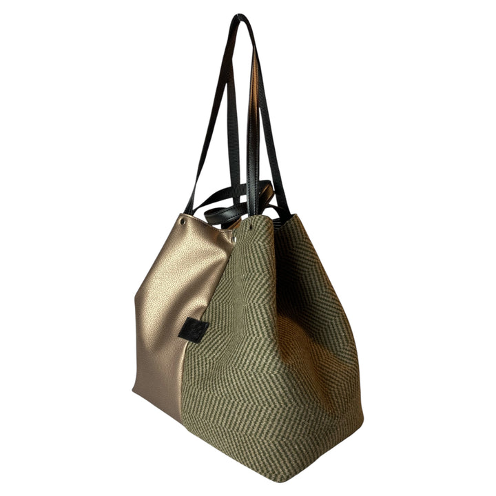 Tote, borsa a mano e a spalla ideale per chi cerca spazio, praticità e stile in un unico accessorio