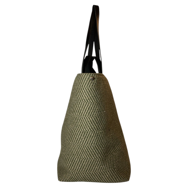 Tote, borsa a mano e a spalla ideale per chi cerca spazio, praticità e stile in un unico accessorio