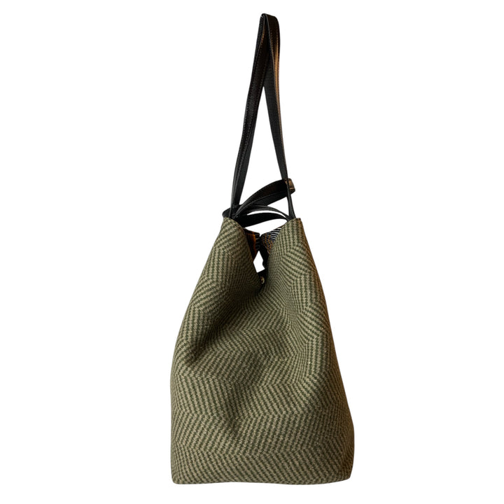 Tote, borsa a mano e a spalla ideale per chi cerca spazio, praticità e stile in un unico accessorio