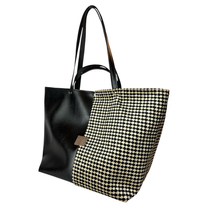 Tote, borsa a mano e a spalla ideale per chi cerca spazio, praticità e stile in un unico accessorio