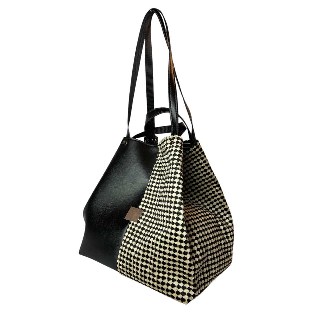 Tote, borsa a mano e a spalla ideale per chi cerca spazio, praticità e stile in un unico accessorio
