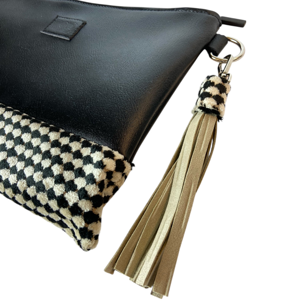 Tracollina di TOOitaly, pochette stile minimal ma ricercato, in pelle vegana e pelliccia sintetica o tessuti 100% circolari