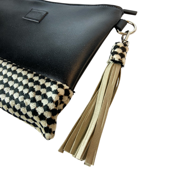 Tracollina di TOOitaly, pochette stile minimal ma ricercato, in pelle vegana e pelliccia sintetica o tessuti 100% circolari