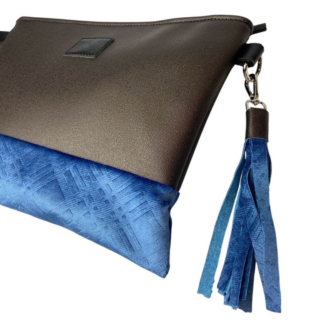 Tracollina di TOOitaly, pochette stile minimal ma ricercato, in pelle vegana e pelliccia sintetica o tessuti 100% circolari