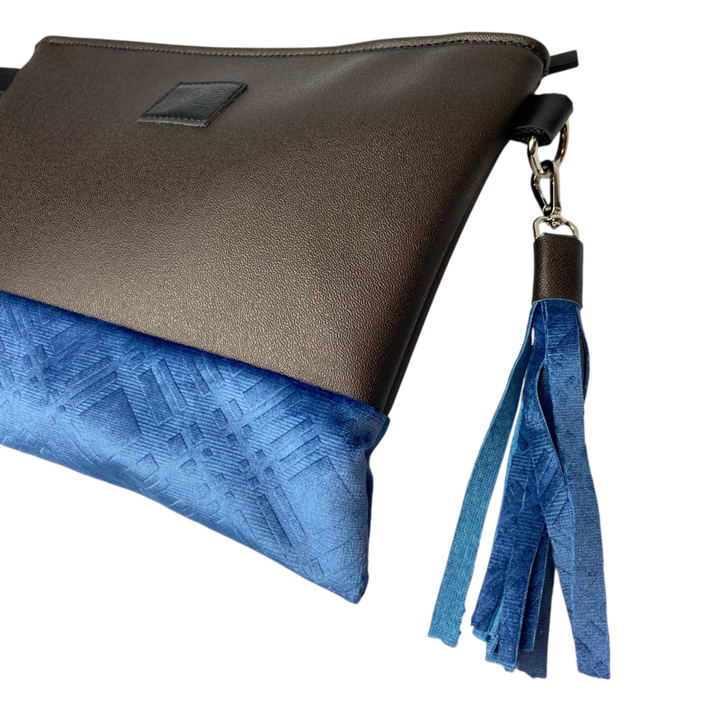 Tracollina di TOOitaly, pochette stile minimal ma ricercato, in pelle vegana e pelliccia sintetica o tessuti 100% circolari