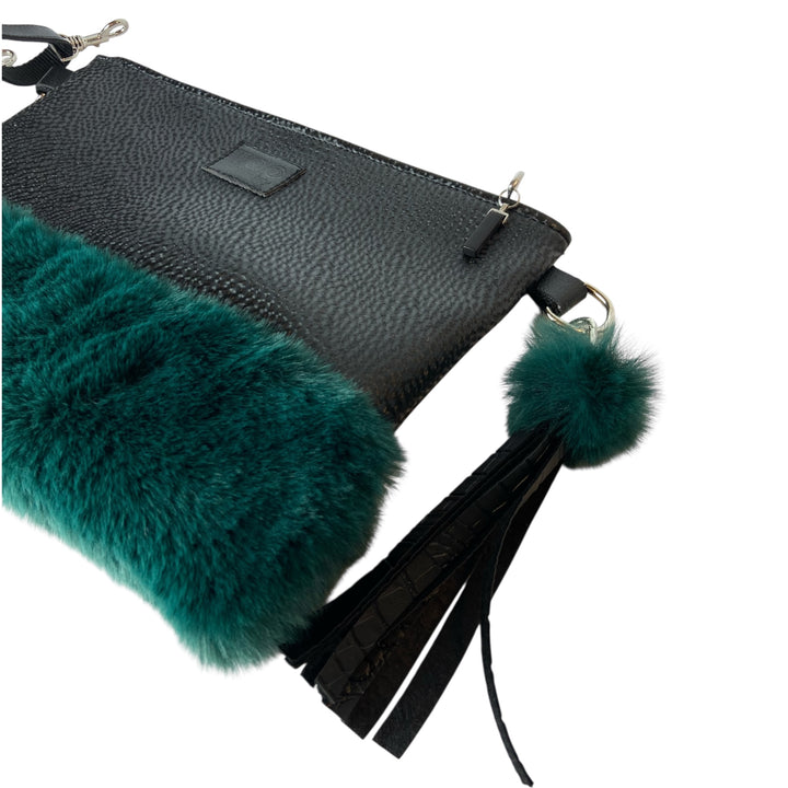 Tracollina di TOOitaly, pochette stile minimal ma ricercato, in pelle vegana e pelliccia sintetica o tessuti 100% circolari