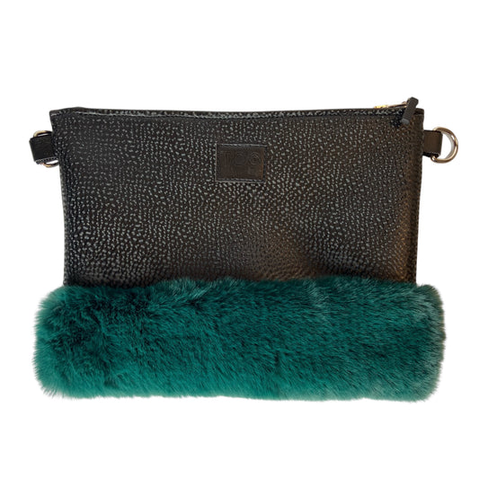 Tracollina di TOOitaly, pochette stile minimal ma ricercato, in pelle vegana e pelliccia sintetica o tessuti 100% circolari