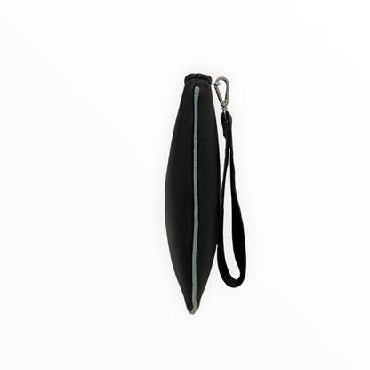 Profilo della pochette nera TOOitaly con spessore di 3 cm.