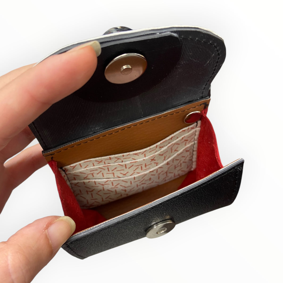 Interno del mini porta carte TOOitaly in Alcantara rossa con tasca porta carte