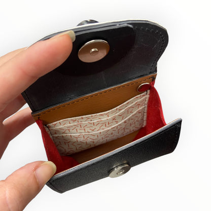 Interno del mini porta carte TOOitaly in Alcantara rossa con tasca porta carte