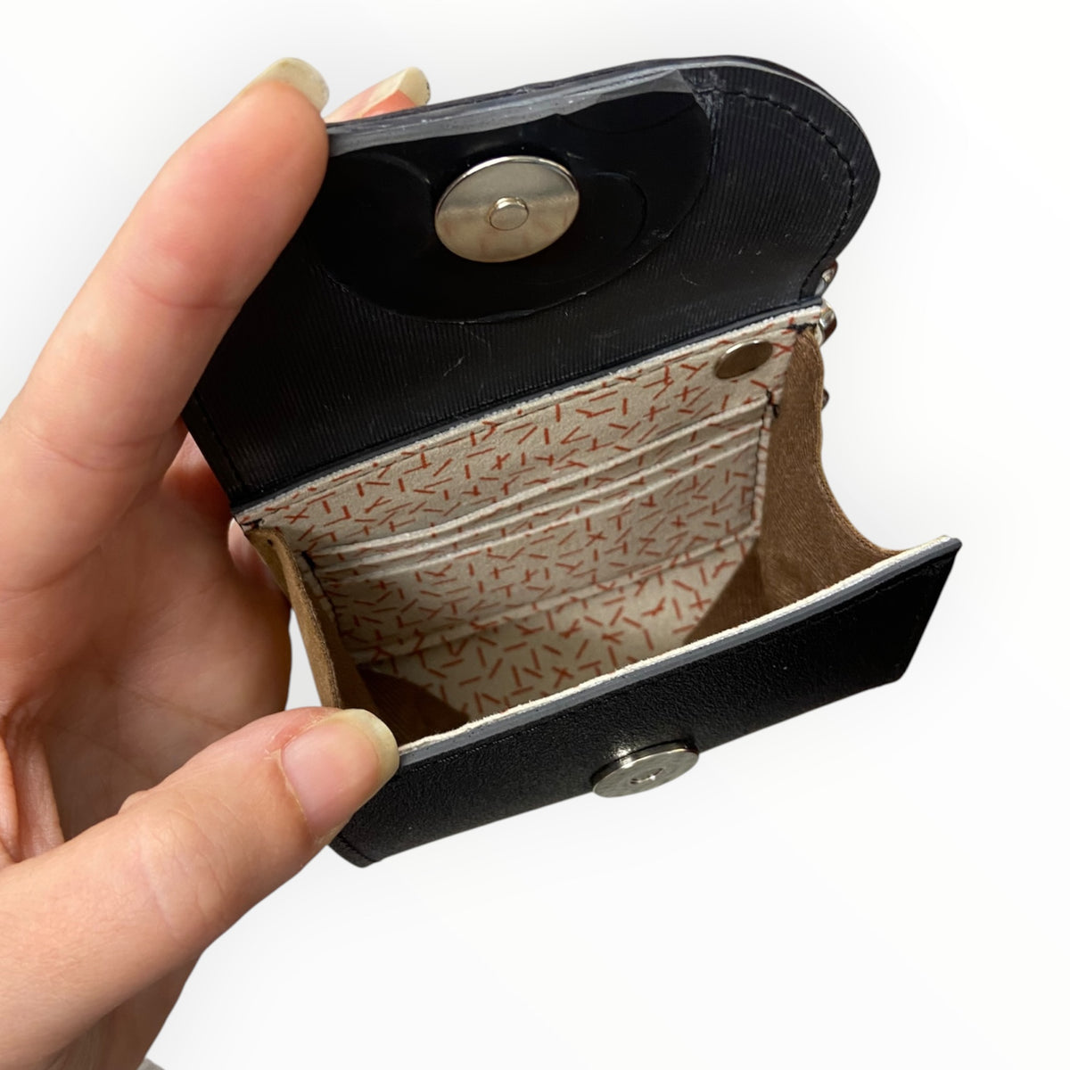 Interno mini porta carte TOOitaly in Alcantara sabbia con scomparti per carte e chiusura magnetica