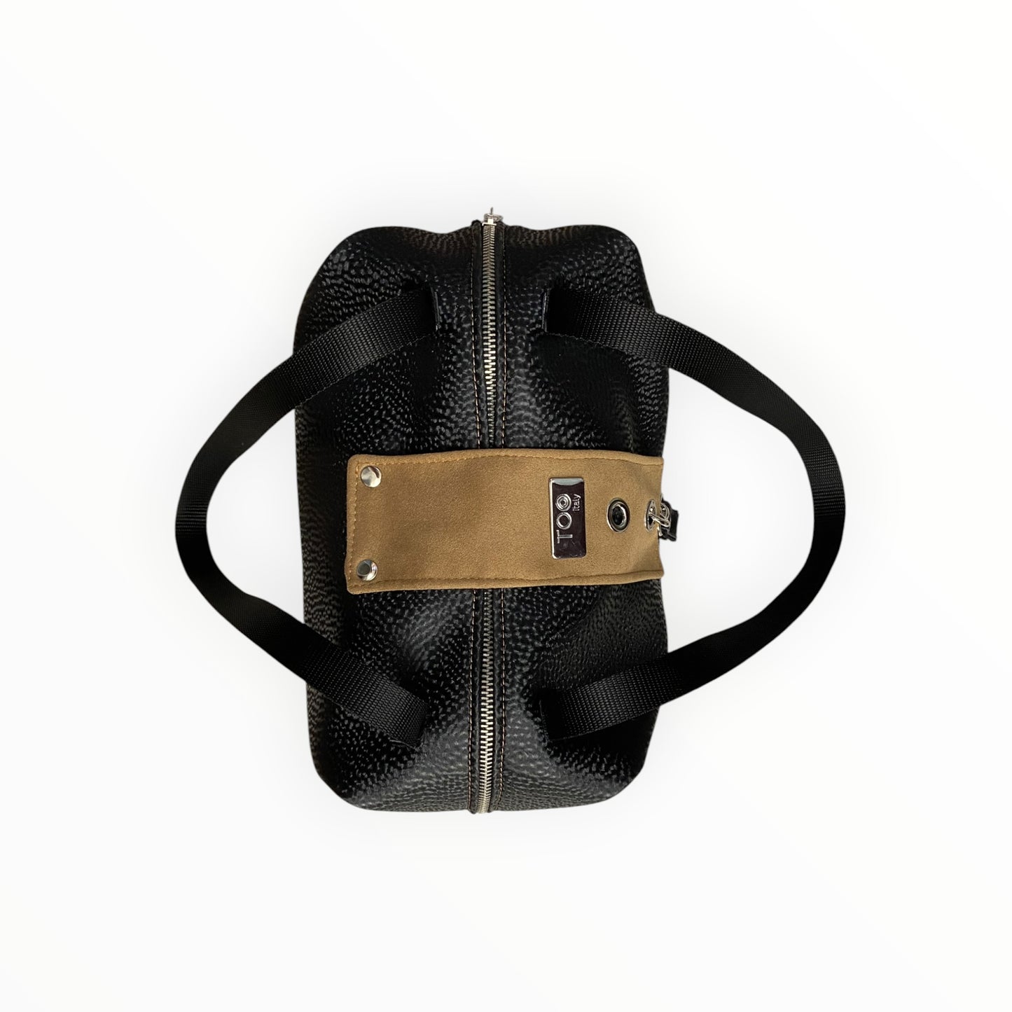 Dettaglio chiusura bauletto donna con moschettone e ribalta in Alcantara
