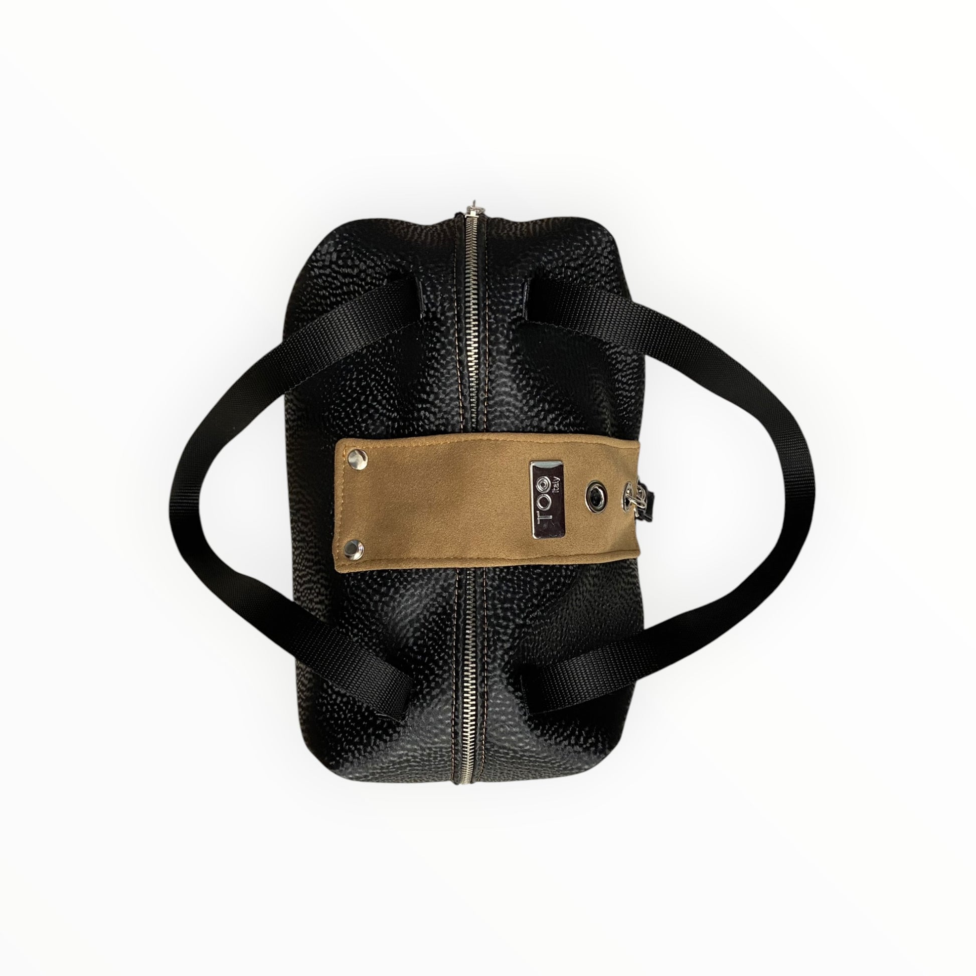 Dettaglio chiusura bauletto donna con moschettone e ribalta in Alcantara
