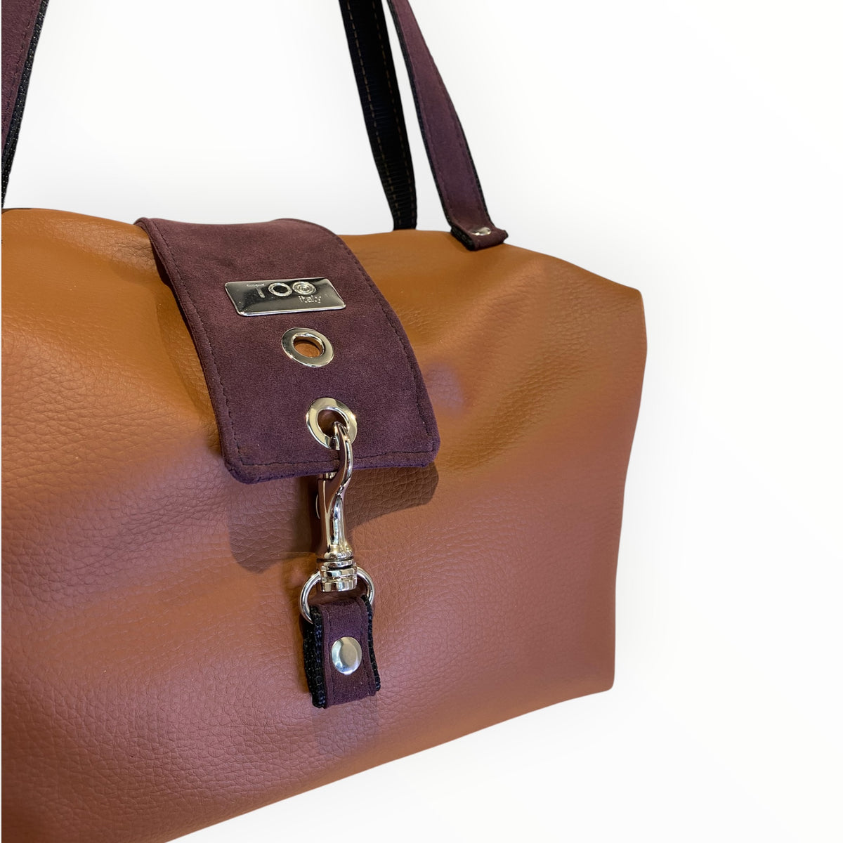 Dettaglio chiusura del bauletto con moschettone e Alcantara bordeaux