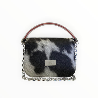 Vista posteriore della borsa Chicca XL TOOitaly effetto muccato realistico con manico tubolare trasparente anima rossa e tracolla a catena.