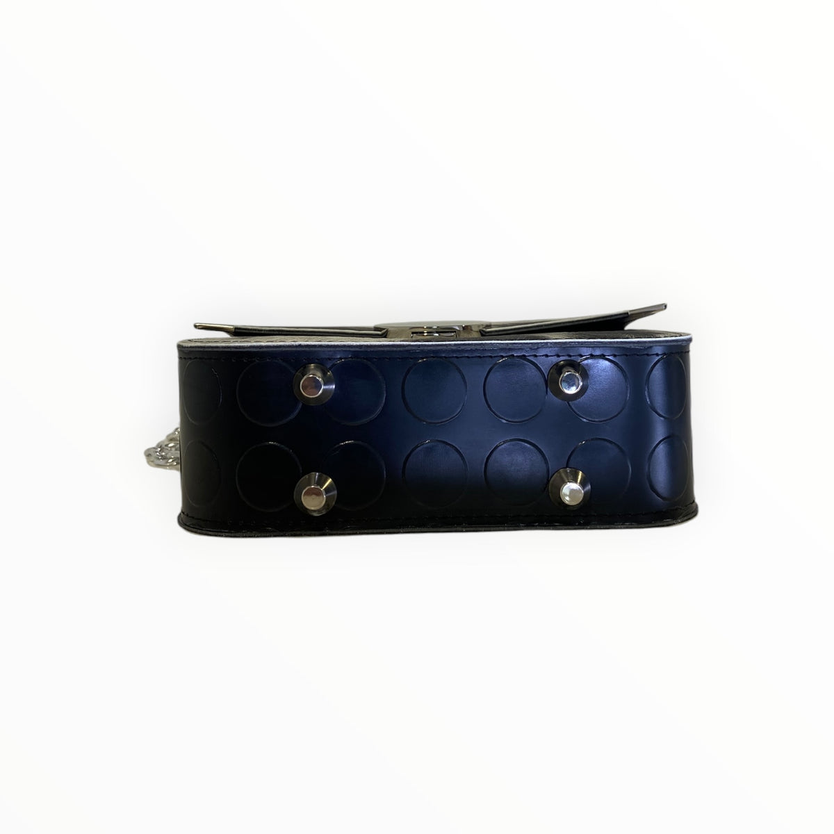 Dettaglio del fondo della borsa Chicca XL TOOitaly con struttura blu scuro decorata, piedini metallici e tessuto effetto muccato.
