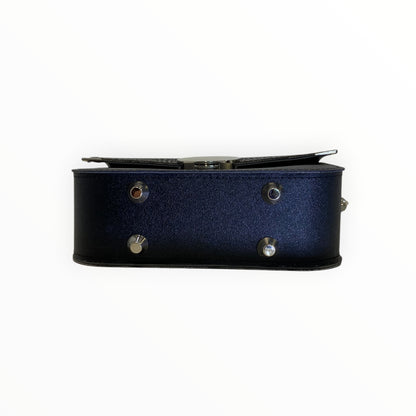 Vista laterale borsa Chicca Maxi nera con catena metallica argento
