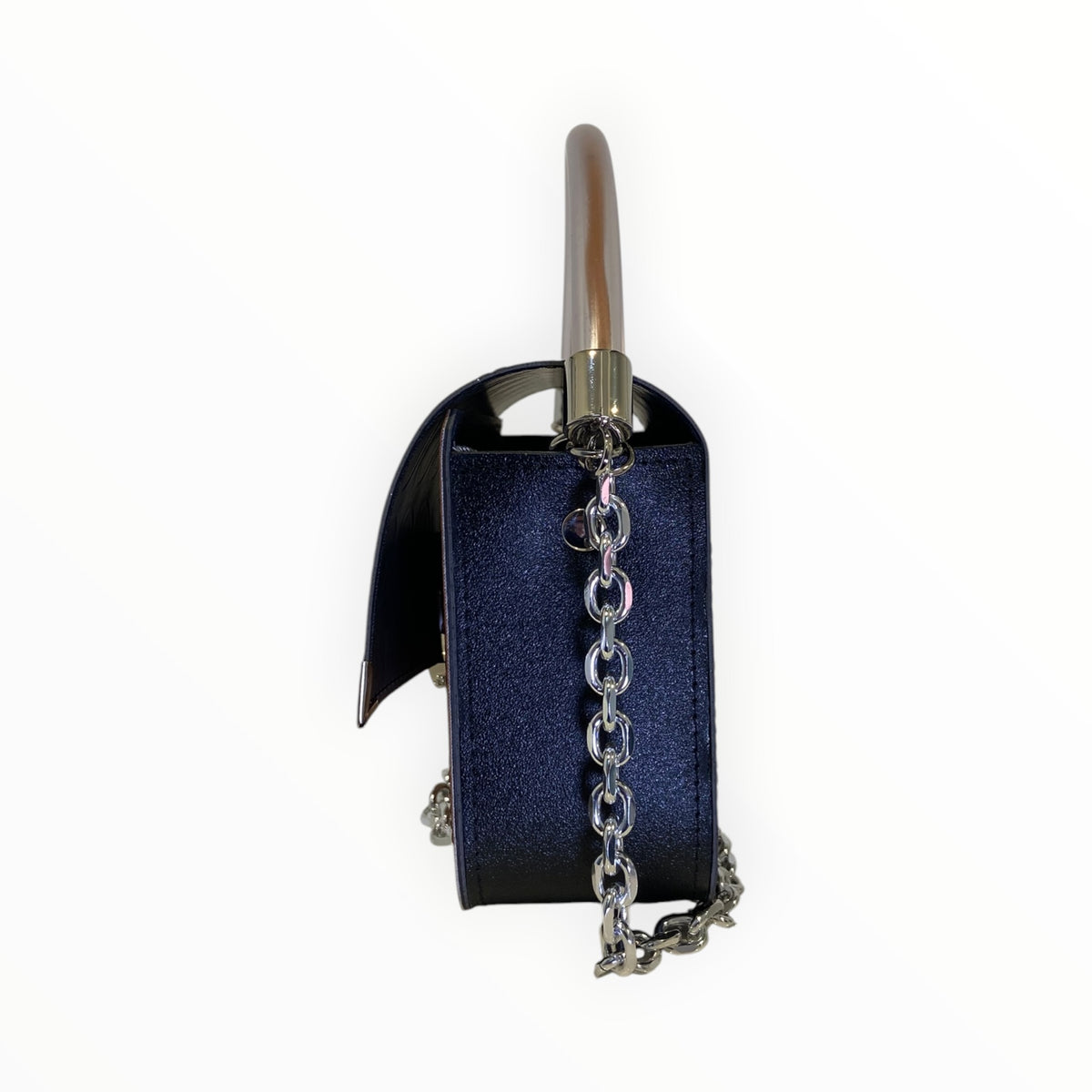 Dettaglio laterale borsa TOOitaly con pelle artificiale nera e catena

