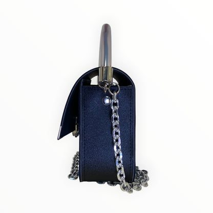 Dettaglio laterale borsa Chicca Maxi blu Tooitaly con catena argento