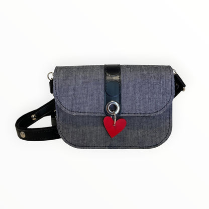 Borsa Chicca Mini in jeans con cuore rosso in AppleSkin, dettaglio frontale e tracolla TOOitaly