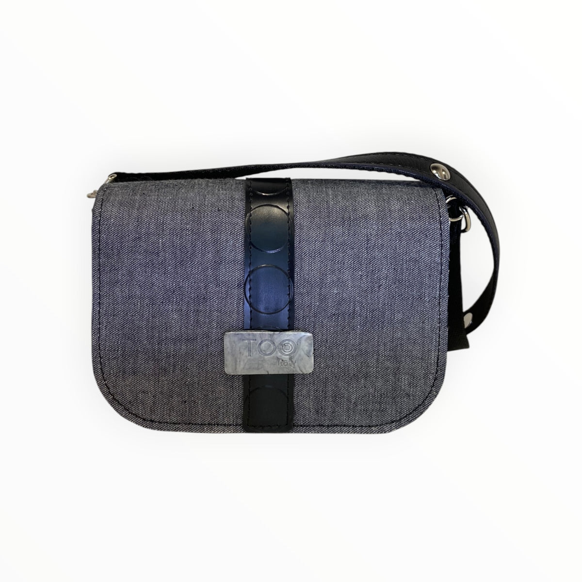 Retro della borsa Chicca Mini in jeans con fascia in PVC nero ed etichetta TOOitaly in resina