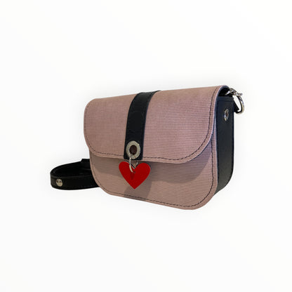 Borsa Chicca Mini TOOitaly rosa cipria con dettagli neri e cuore rosso in Apple Skin
