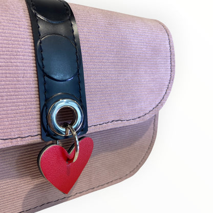 Dettaglio cuore rosso in Apple Skin sulla borsa Chicca Mini TOOitaly rosa cipria