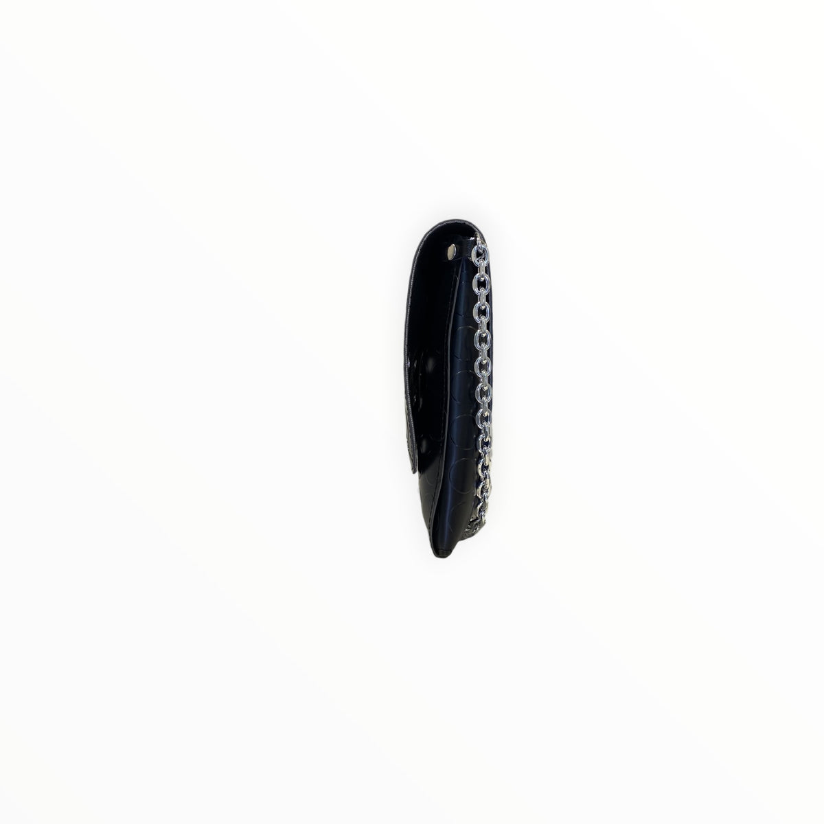 Borsa clutch nera in PVC bullonato con occhielli metallici