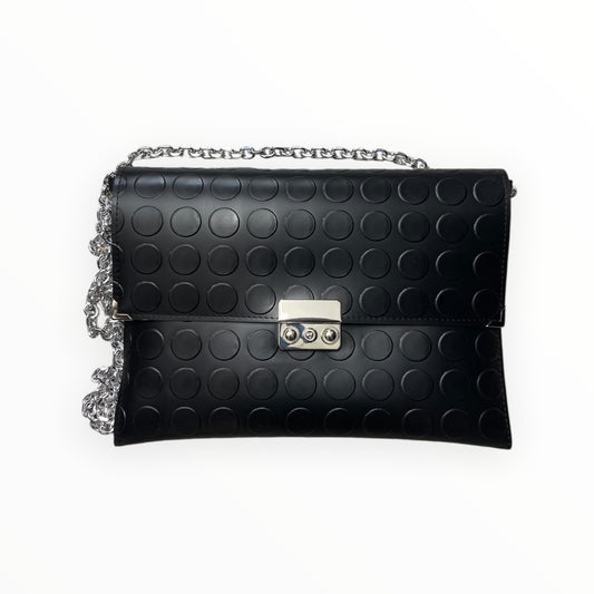 Clutch nera in PVC bullonato con chiusura a tuc