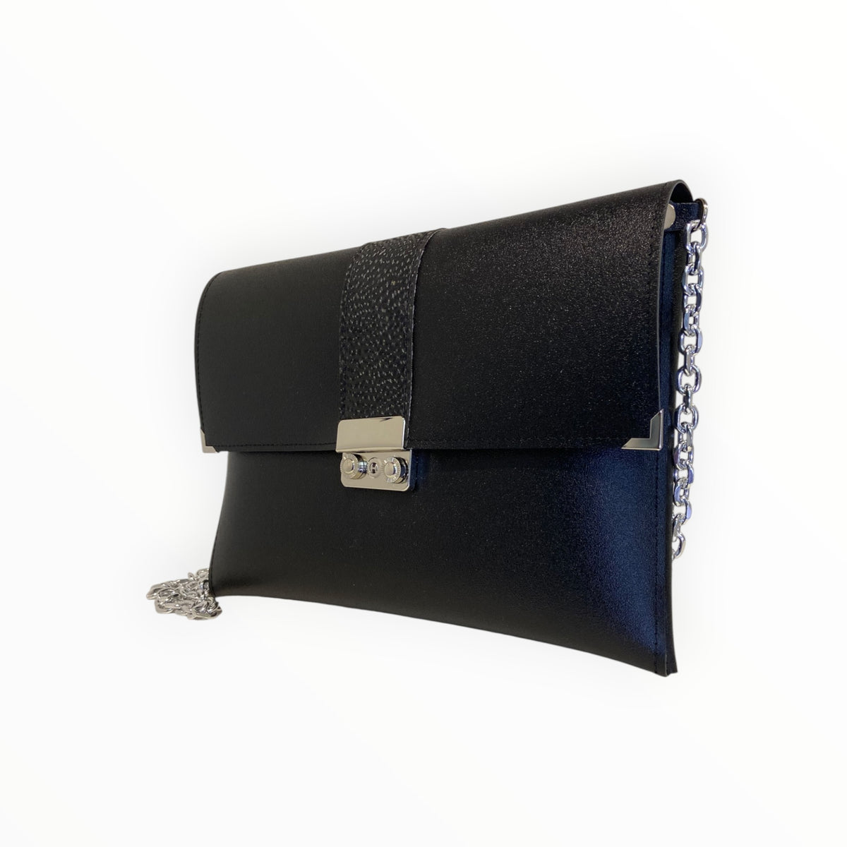 Dettaglio fascia centrale della clutch nera TOOitaly