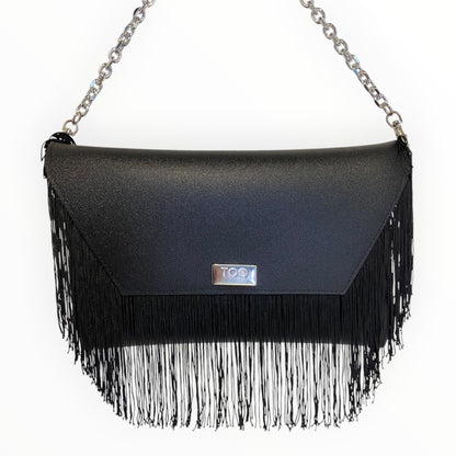 Dettaglio frontale Clutch Frange TOOitaly in PVC satinato nero